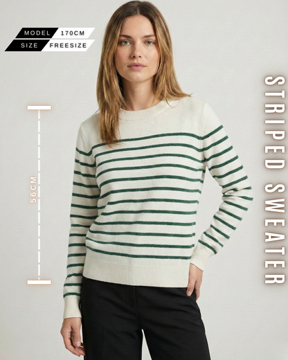 Frontansicht eines Models in einem cremeweißen Pullover mit grünen Streifen, inklusive Maßangabe von 56 cm Länge.