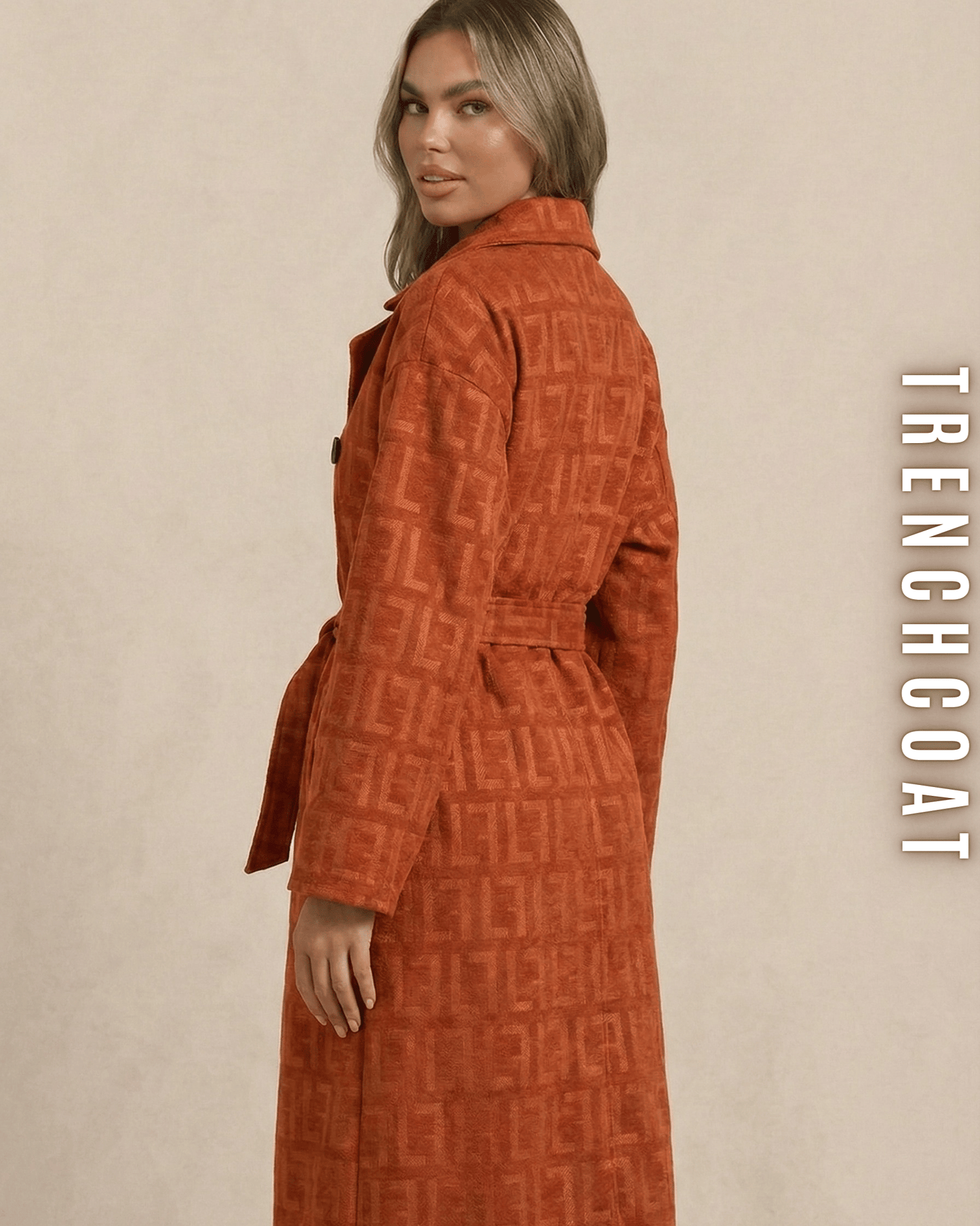 Rückansicht des orangen Monogramm-Mantels, zeigt die strukturierte Stoffqualität und den Gürtel.