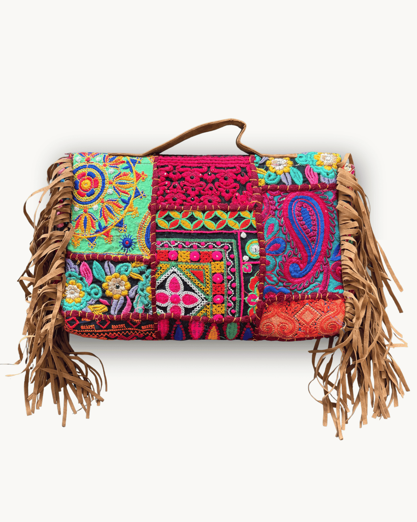 Große, bunte Banjara Tote Bag mit floralen Stickmustern und Spiegeln auf weißem Hintergrund.