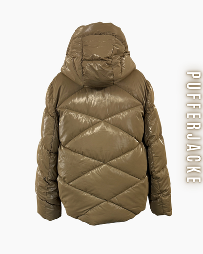 Taupe, glänzende Pufferjacke von hinten mit Chevron-Steppung und Kapuze