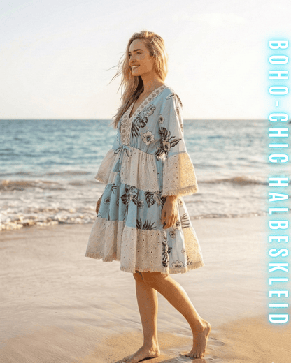 Seitliches Profil des blauen Boho-Halbeskleids am Strand mit weiten Ärmeln.