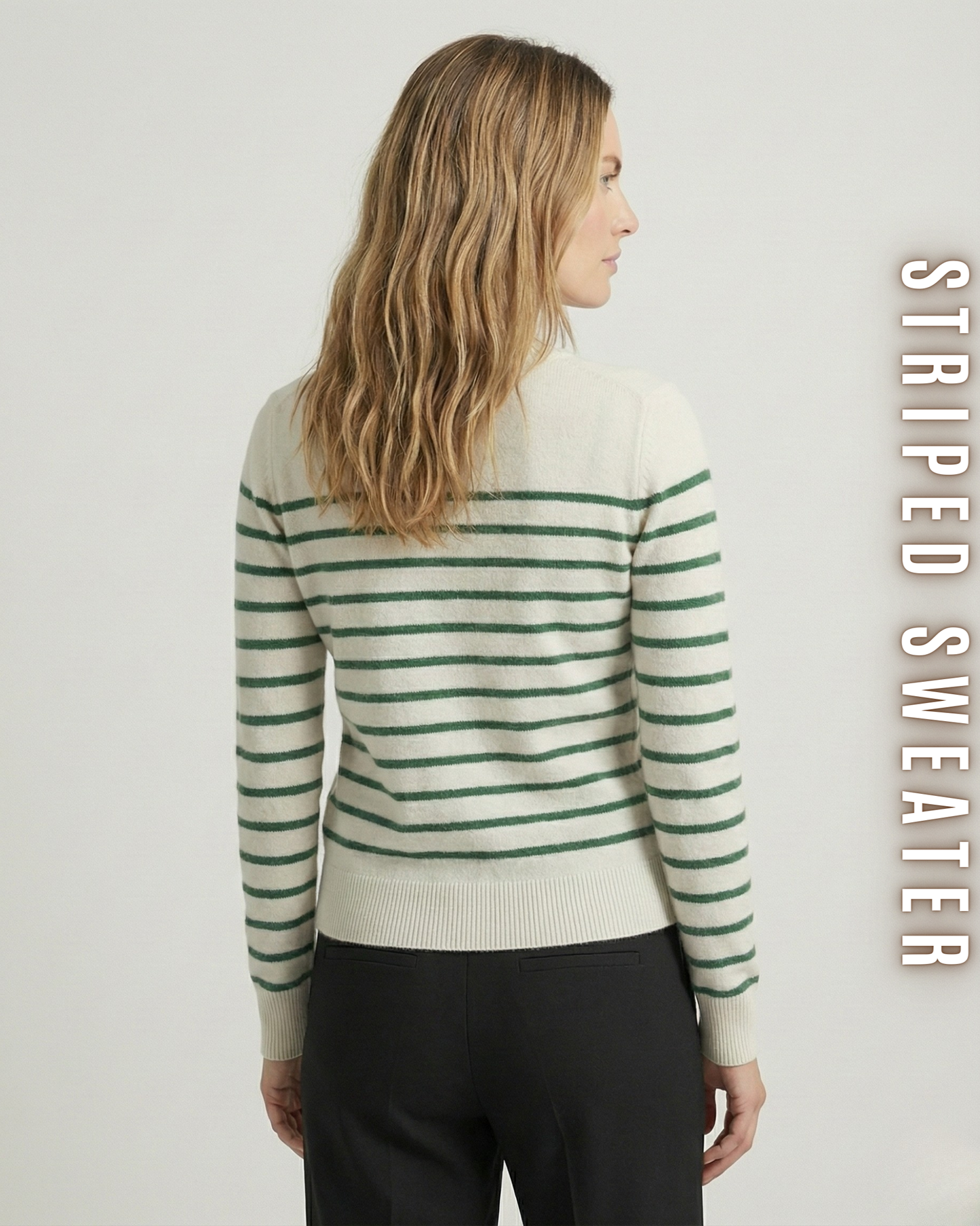 Rückansicht des gestreiften Strickpullovers an einem Model mit langen Haaren.