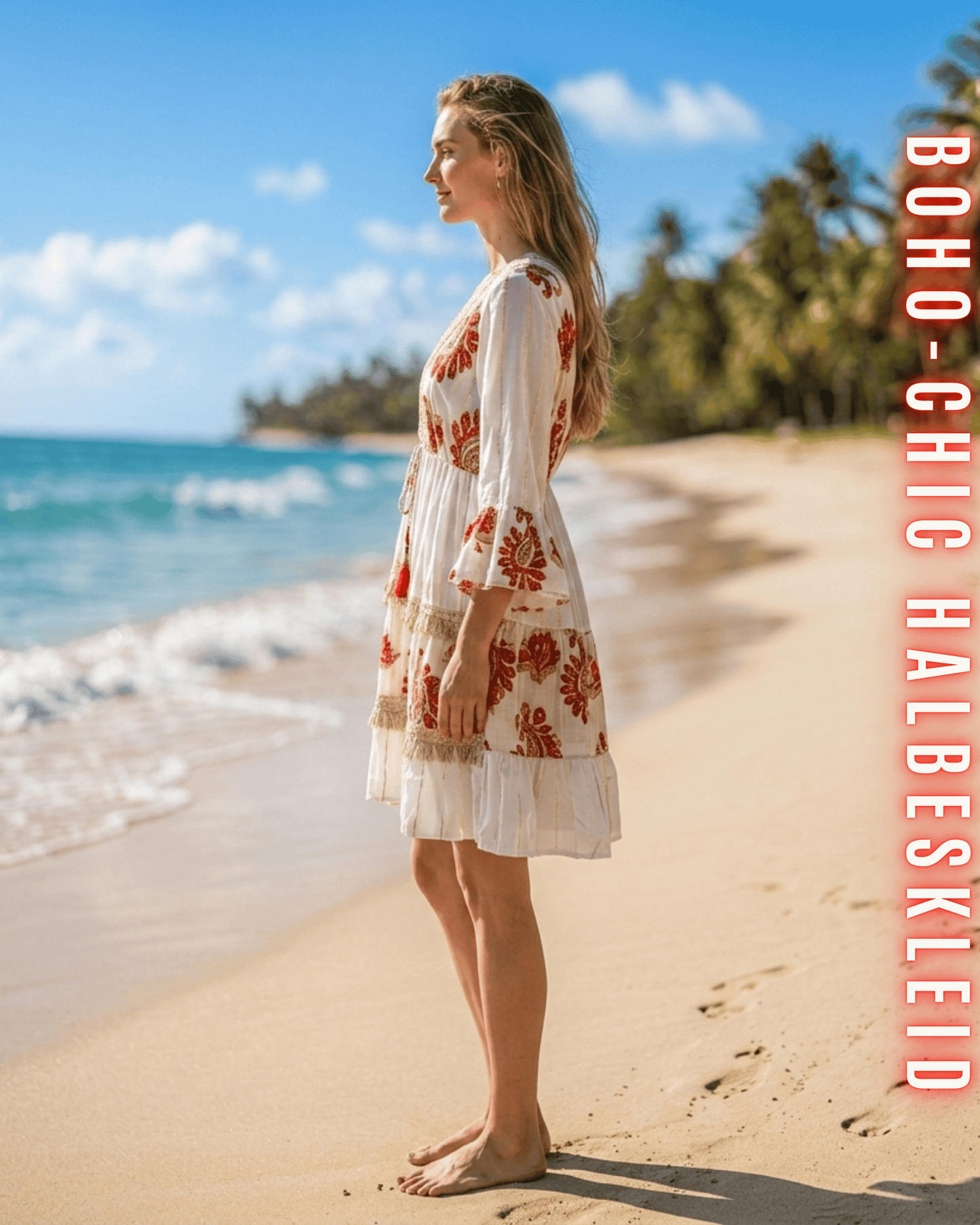 Seitliche Ansicht des Kleides mit rotfarbener Stickerei vor einer Küstenkulisse.