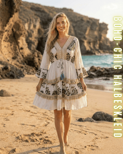 Kurzes weißes Boho-Kleid mit oliv Paisley-Stickerei und Fransen am Strand.