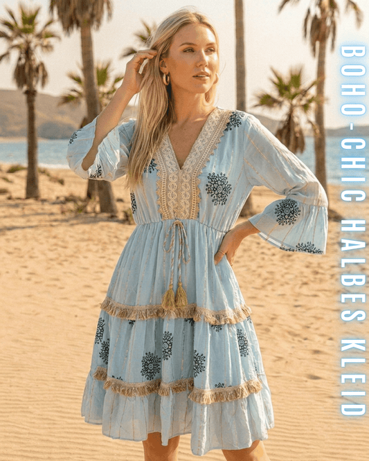 Rückansicht eines hellblauen Kurz-Kleides mit floralen Stick-Elementen.