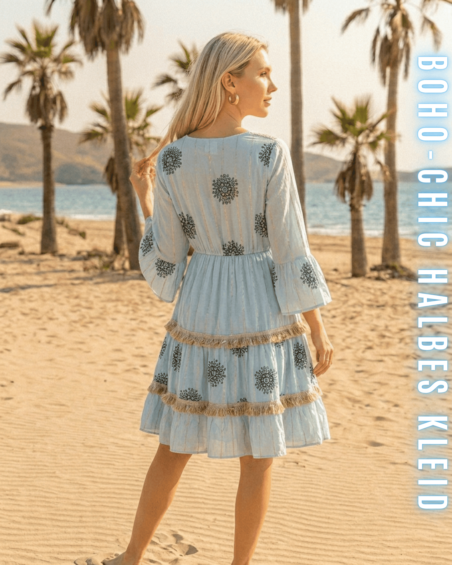 Rückansicht eines hellblauen Kurz-Kleides mit floralen Stick-Elementen.