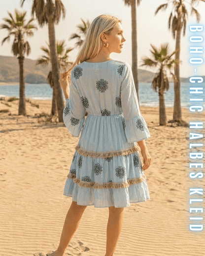 Rückansicht eines hellblauen Kurz-Kleides mit floralen Stick-Elementen.