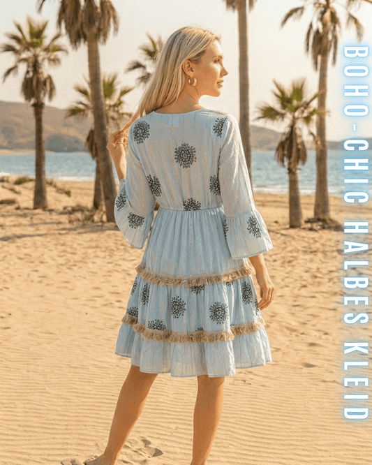 Rückansicht eines hellblauen Kurz-Kleides mit floralen Stick-Elementen.