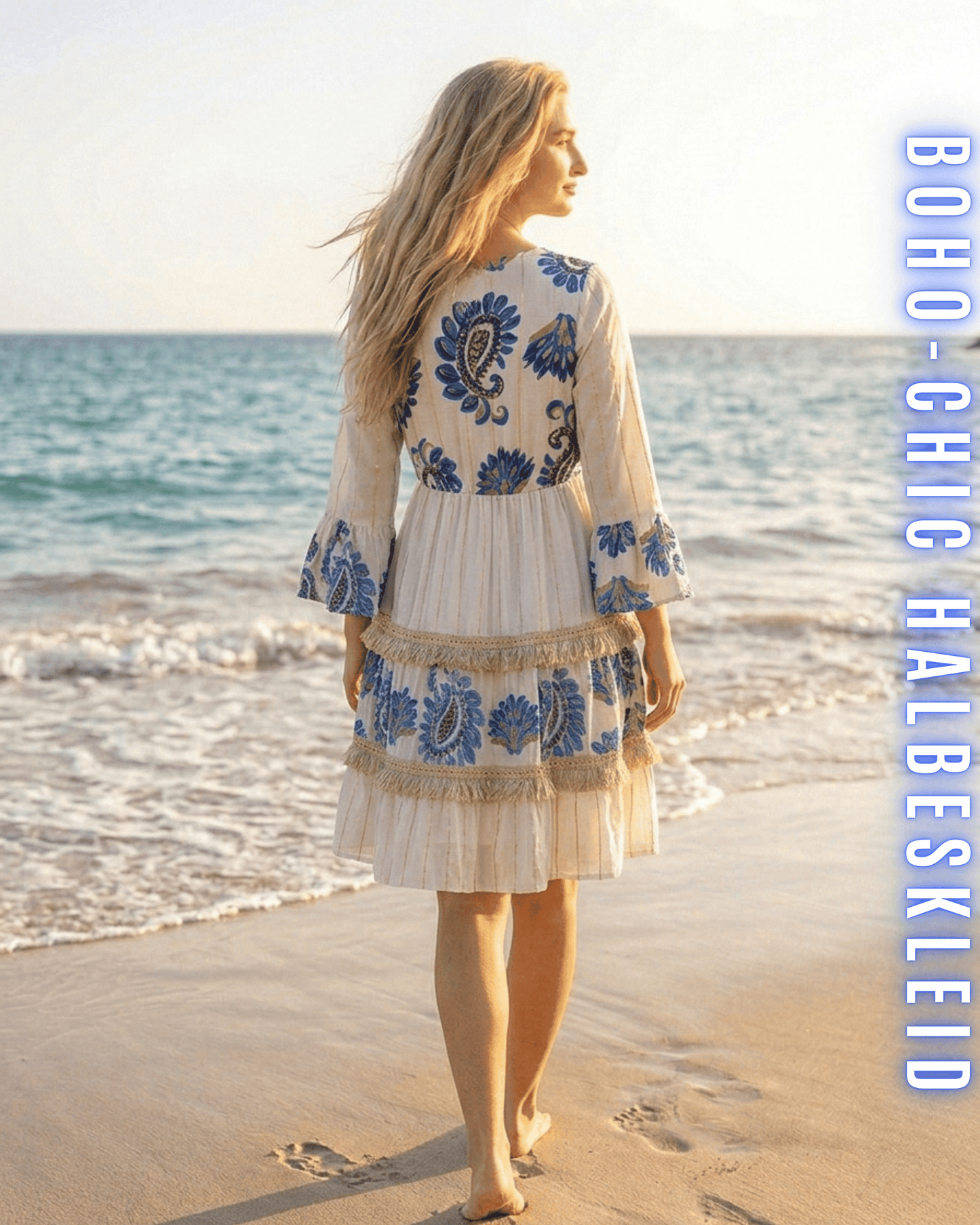 Rückansicht des kurzen Boho-Kleides mit blauer Paisley-Stickerei.