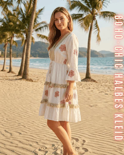 Seitliche Ansicht eines weißen Mini-Kleides mit rostroten Stickereien.