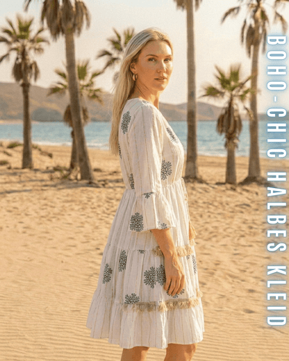 Seitliche Ansicht eines weißen Mini-Kleides mit rostroten Stickereien.