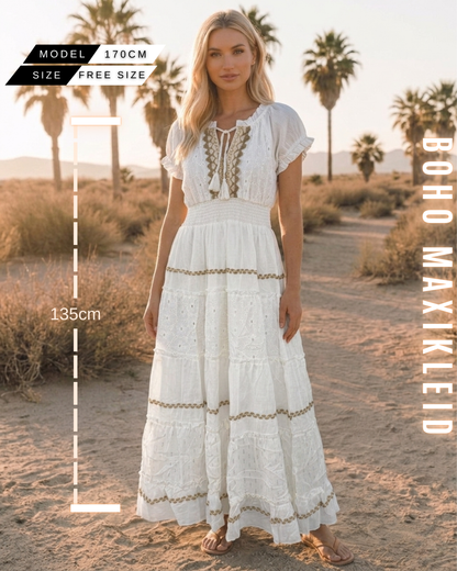 Frontalansicht des weißen Boho-Kleides mit Längenangabe 135cm (Model 170cm).