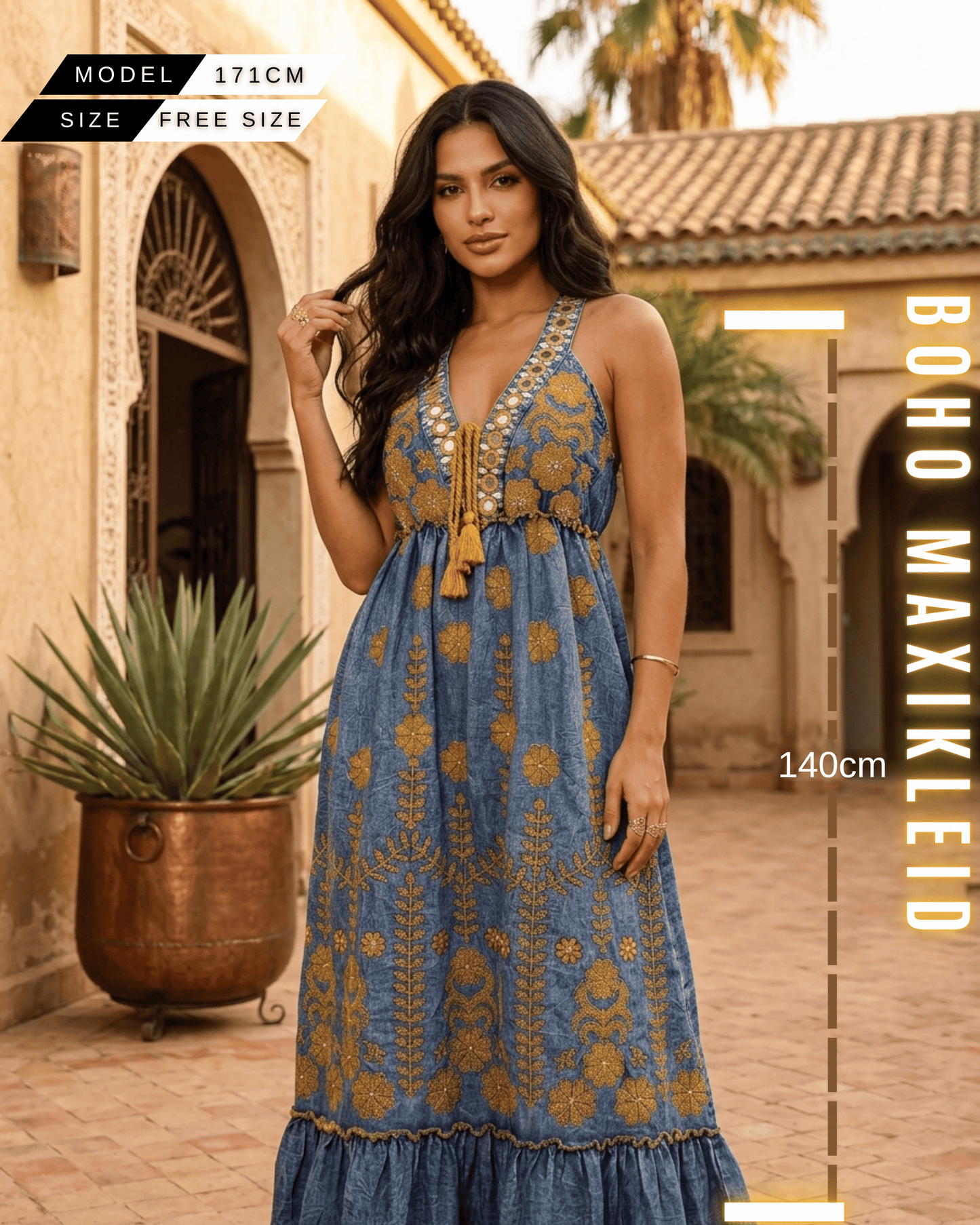 Frau in einem blauen Boho-Kleid mit Maßangaben (Länge 140cm).