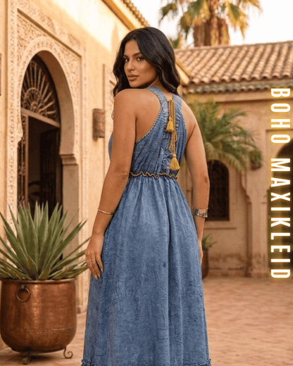 Rückansicht des beigen Boho-Kleides „Elara“ mit filigranen Spitzenborten.