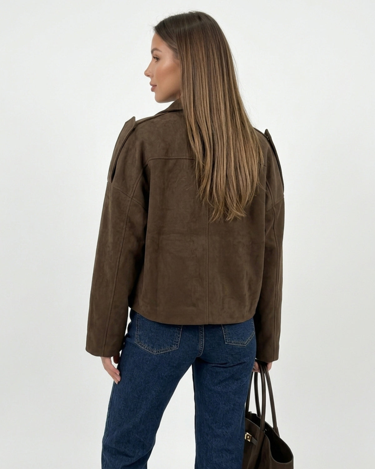 Rückseite der kurzen braunen Velours-Jacke mit markanten Schulter-Details und geradem Saum