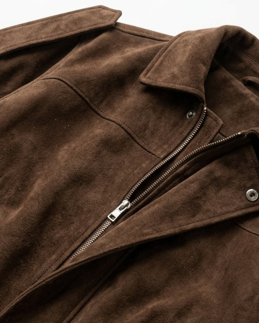 Nahaufnahme des matten Wildleder-Imitats mit silbernem Metall-Reißverschluss und Druckknopf-Leiste