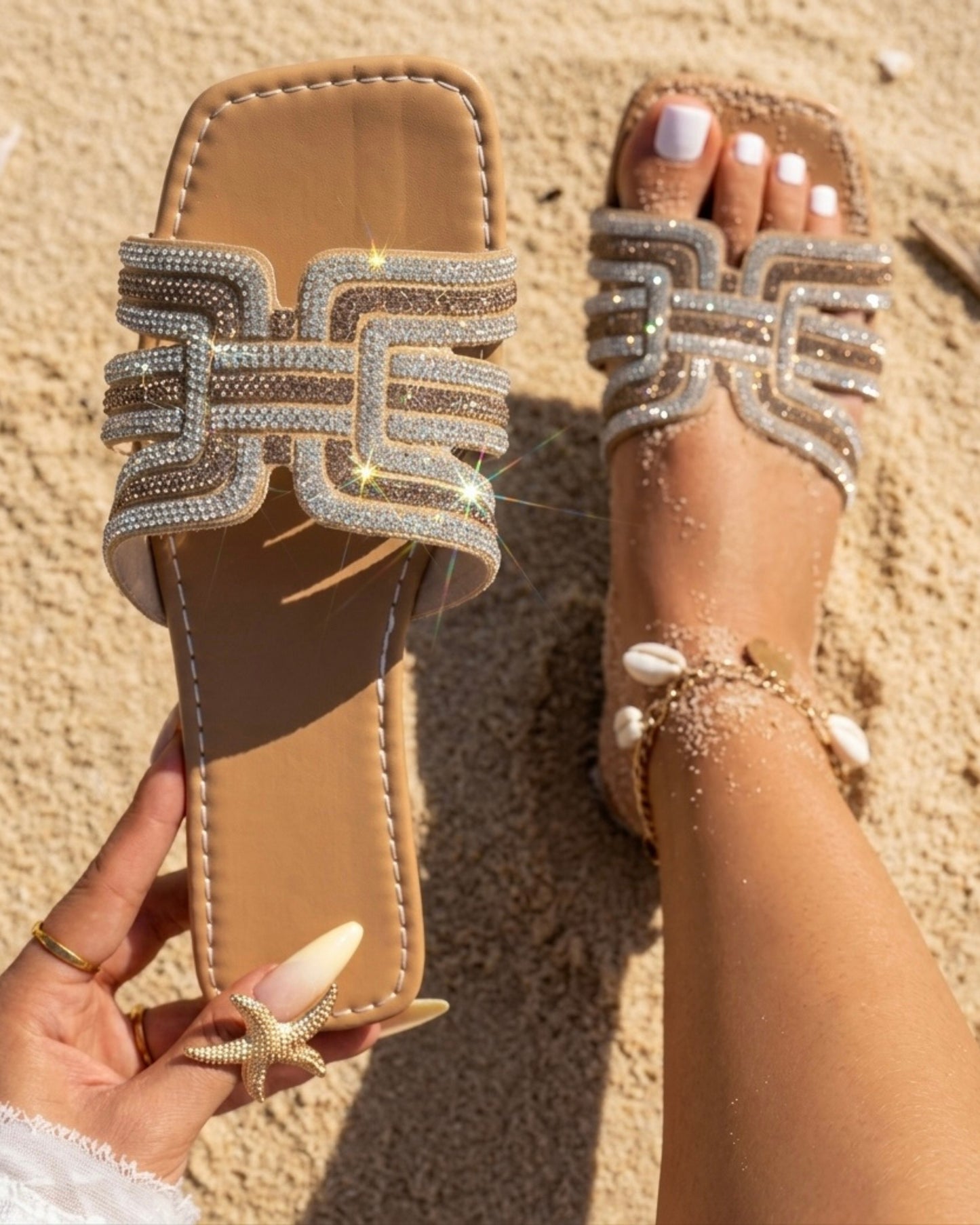 Sommerlicher Lifestyle-Look der flachen Glitzer-Sandalen getragen auf einer sonnigen Wetter im Freien.