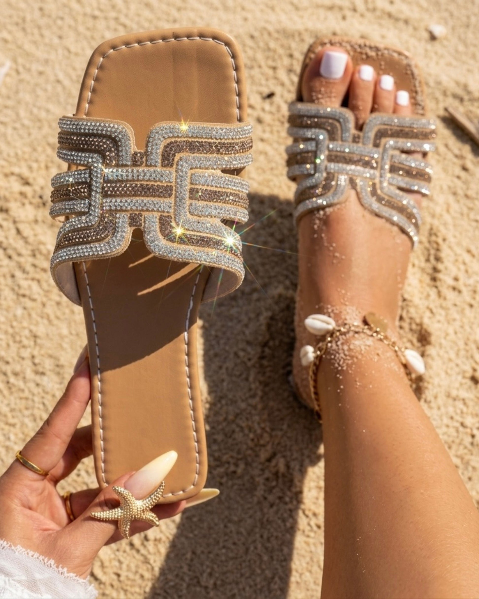 Sommerlicher Lifestyle-Look der flachen Glitzer-Sandalen getragen auf einer sonnigen Wetter im Freien.