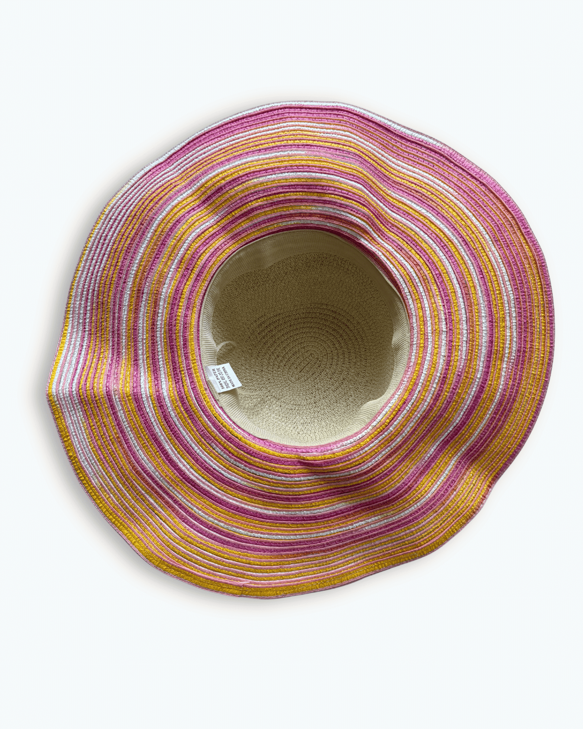 Ansicht der Unterseite des gestreiften Sonnenhuts mit „100% Paper“ Etikett.