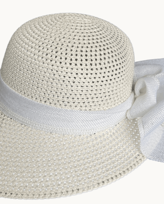 Detailansicht der Flechtstruktur und des weißen Bandes am Hut.