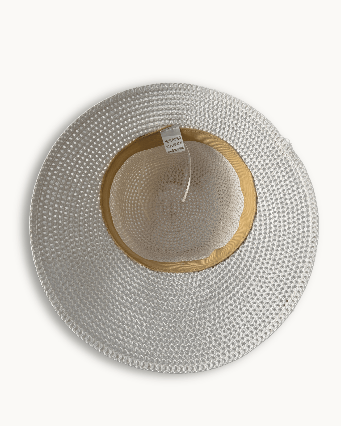 Innenansicht des Huts mit Material-Etikett „100% Paper“.