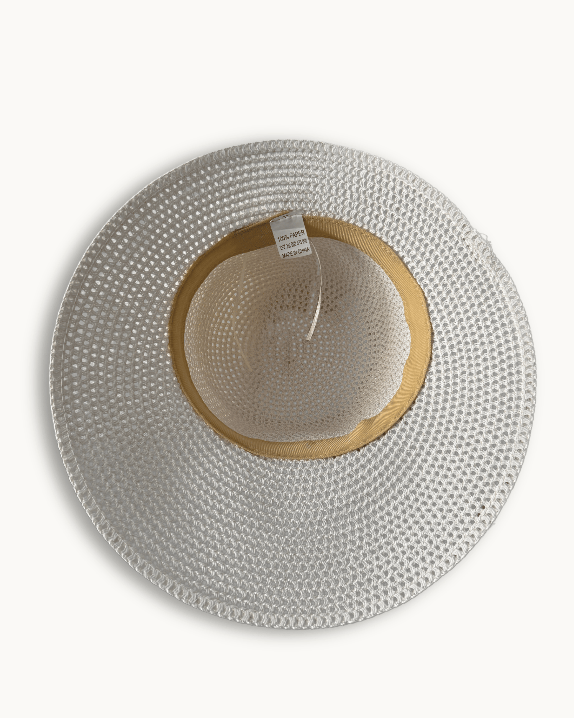 Innenansicht des Huts mit Material-Etikett „100% Paper“.