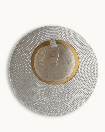 Innenansicht des Huts mit Material-Etikett „100% Paper“.