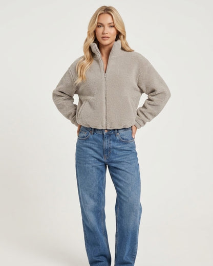 Dunkelbraune Damen Bikerjacke aus Kunstleder mit Reißverschluss und schwarzem T-Shirt