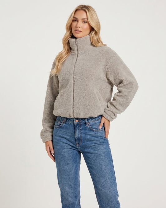 Streetwear Outfit: Weite braune Lederjacke kombiniert mit weiter schwarzer Jeans und Tasche