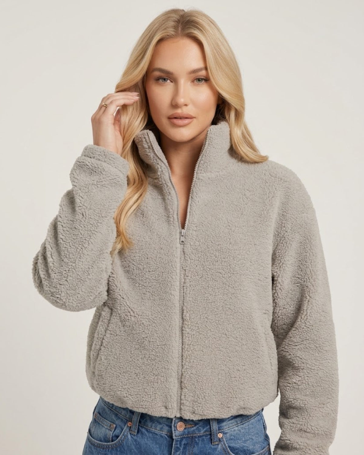 Dunkelbraune Damen Bikerjacke aus Kunstleder mit Reißverschluss und schwarzem T-Shirt