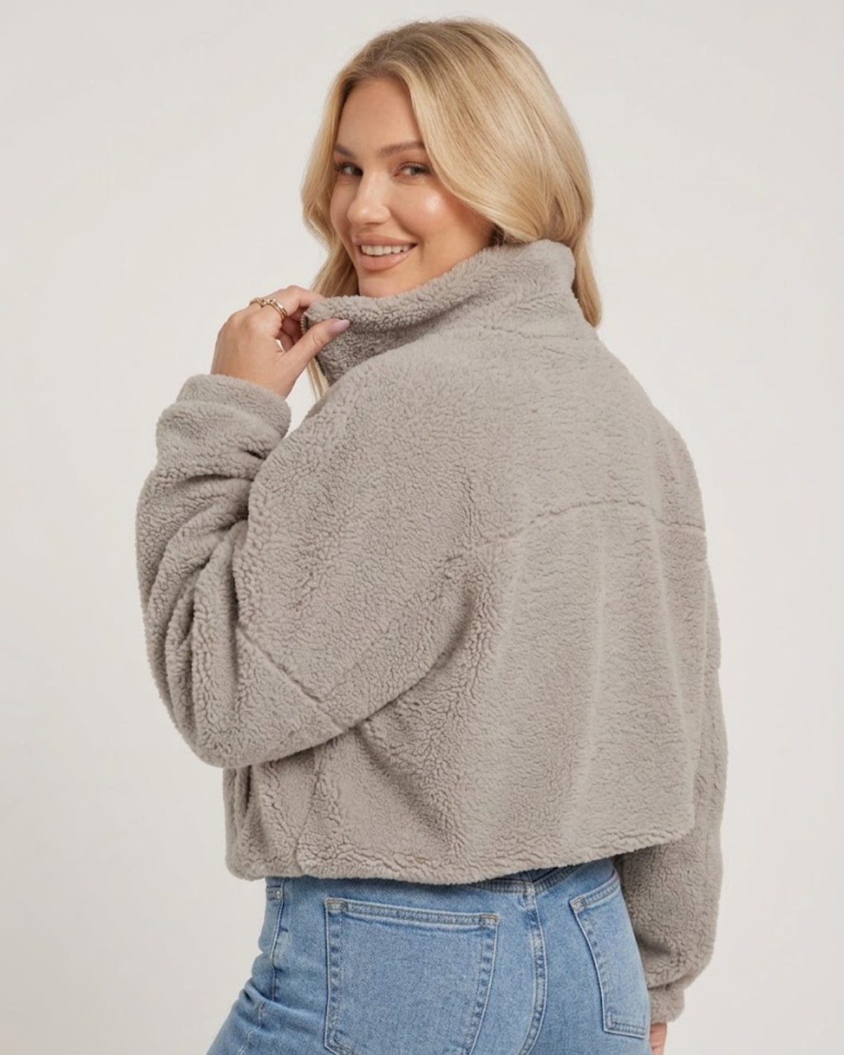 Rückseite der lockeren Vintage Lederjacke mit breitem Kragen und geradem Fall