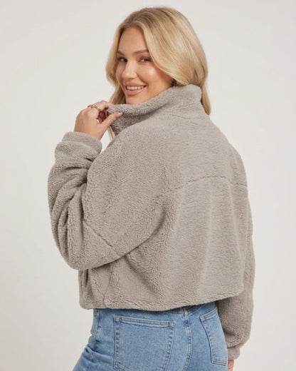Rückseite der lockeren Vintage Lederjacke mit breitem Kragen und geradem Fall