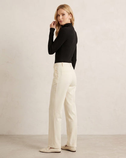 Feinstrick Ripp-Pullover Damen Schwarz – Rückenansicht mit weiter Hose