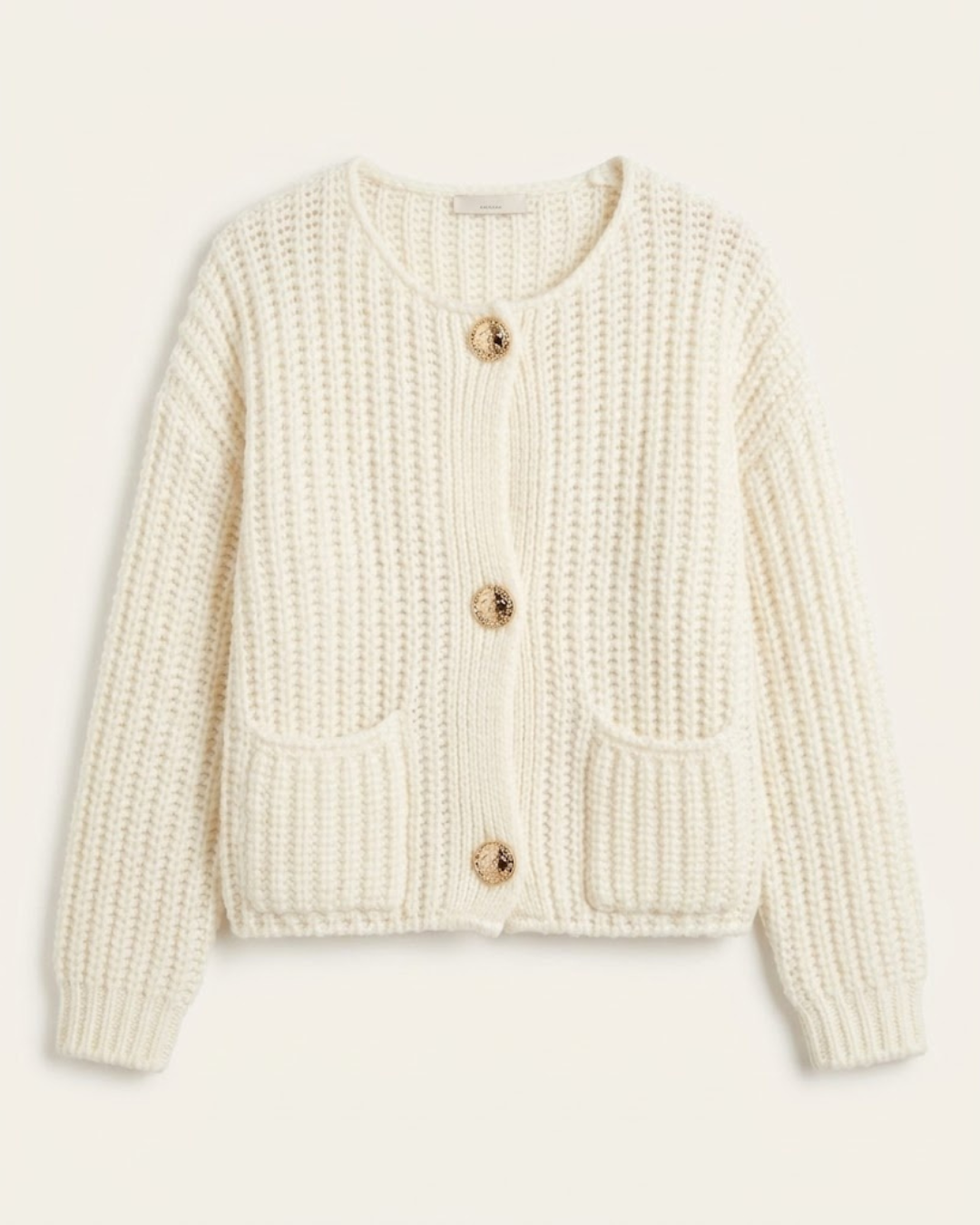 Cremefarbener Cardigan mit drei Knöpfen und zwei Taschen – Produktansicht ohne Model