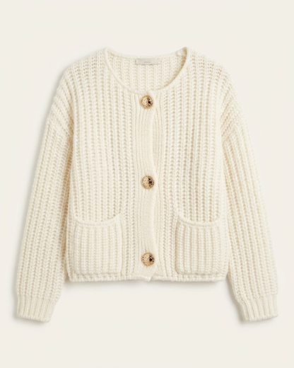 Cremefarbener Cardigan mit drei Knöpfen und zwei Taschen – Produktansicht ohne Model