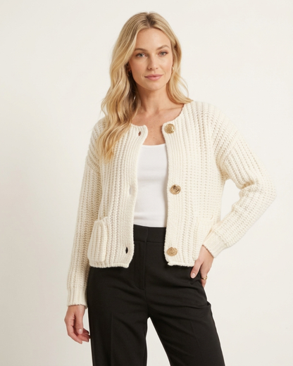 Cremefarbene Strickjacke offen getragen mit sichtbarer Knopfleiste