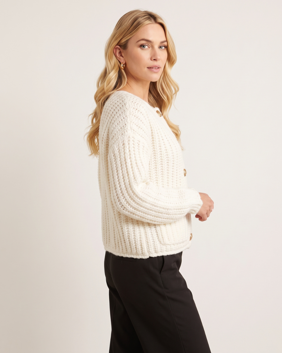 Rippstrick-Cardigan in Creme – Seitenansicht mit geripptem Ärmelabschluss