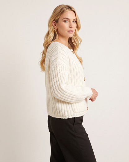 Rippstrick-Cardigan in Creme – Seitenansicht mit geripptem Ärmelabschluss