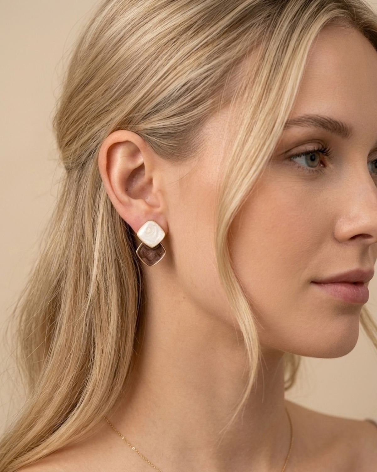 Zweifarbige Damen-Ohrstecker in Weiß und Braun – am Model