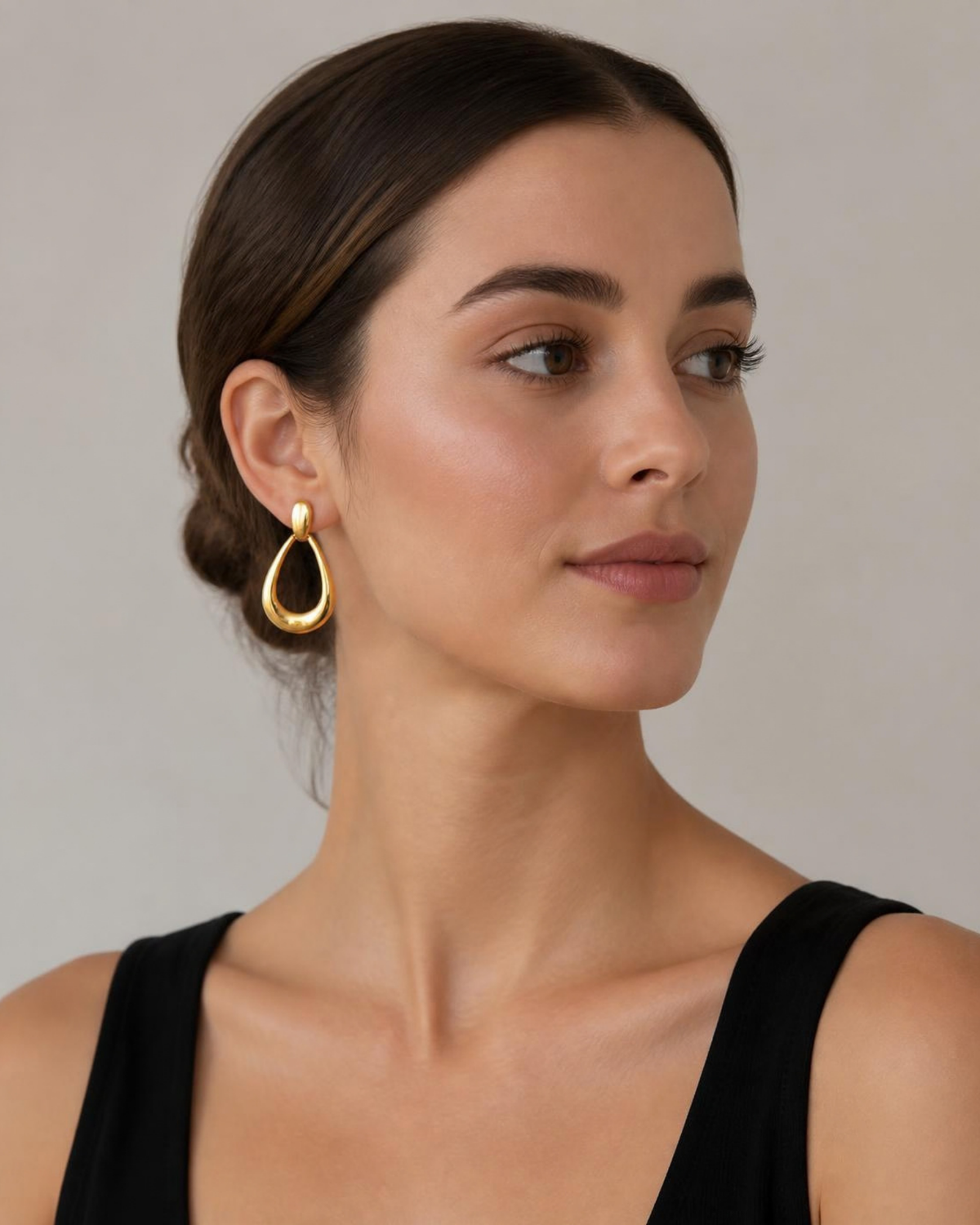 Damen-Hängeohrringe in offener Tropfenform und Goldoptik – am Model