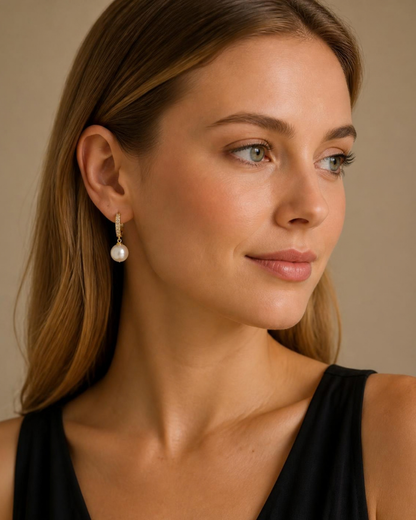 Damen-Creolen mit Perlenanhänger und Zirkonia in Goldoptik – am Model