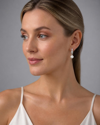 Damen-Creolen mit Perlenanhänger und Zirkonia in Silberoptik – am Model