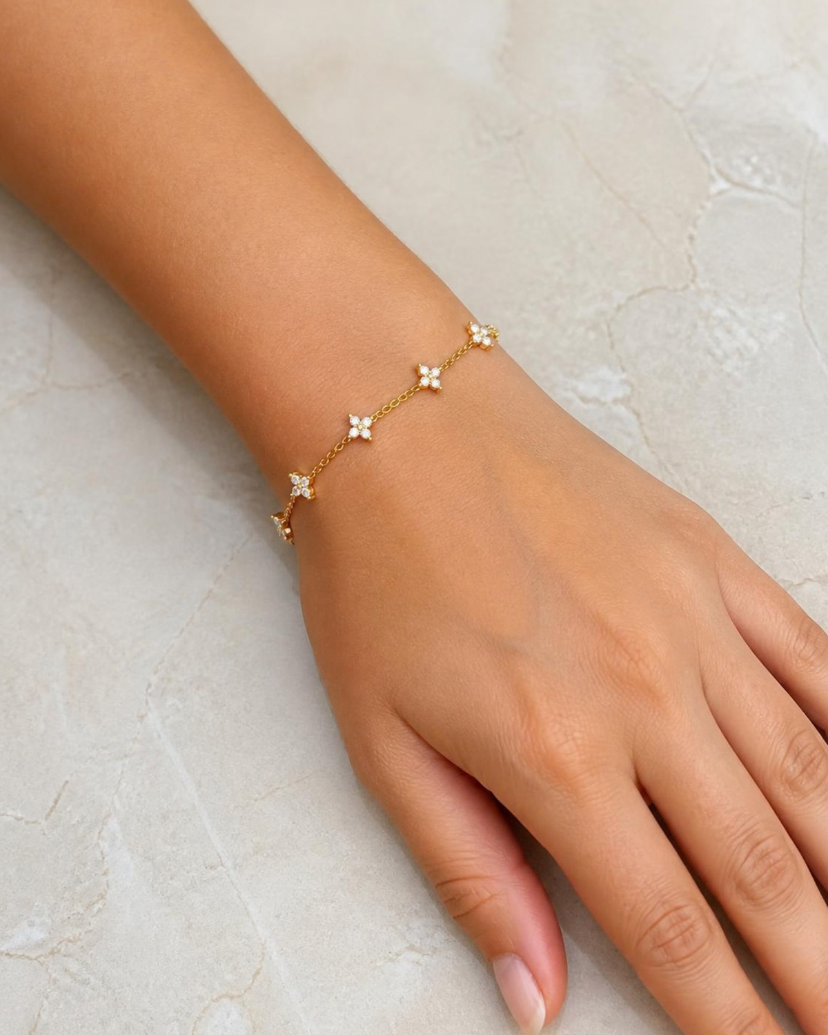 Unisex-Kleeblatt-Armband aus Edelstahl, 18 Karat vergoldet – am Model