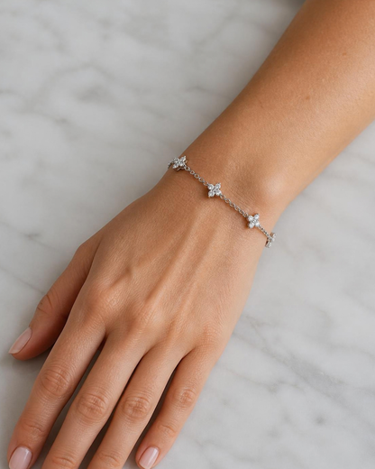 Unisex-Kleeblatt-Armband aus Edelstahl in Silberoptik – am Model