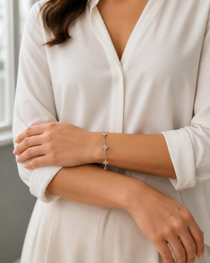 Unisex-Kleeblatt-Armband aus Edelstahl in Silberoptik – Detailansicht
