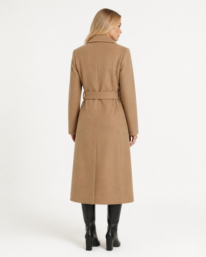 ELEXUA Damenmantel in Camel – Rückansicht am Model
