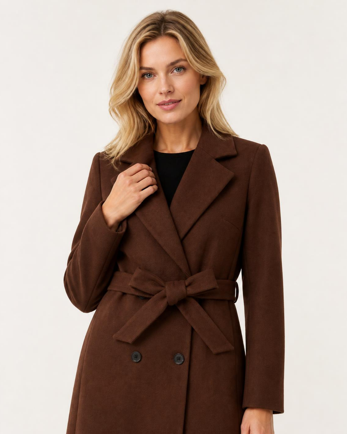 ELEXUA Damenmantel in Dunkelbraun – Detailansicht von Reverskragen und Gürtel