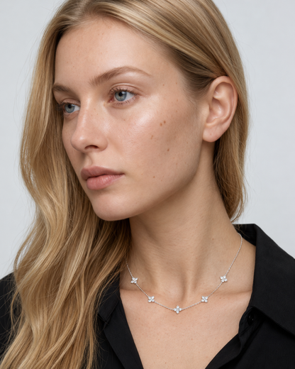 ELEXUA silberfarbene Halskette mit Blütenmotiven am Model