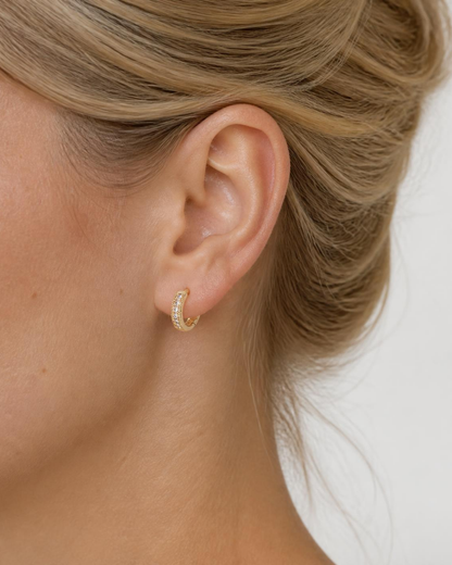 ELEXUA goldfarbene Mini-Creolen mit Zirkonia – Klappverschluss am Ohr