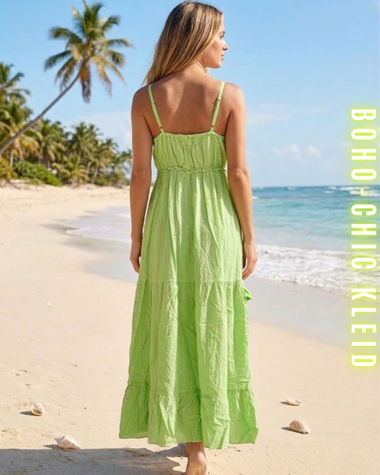 Grünes Boho-Chic Sommerkleid mit Spaghettiträgern und elastischem Rückenteil am Strand.